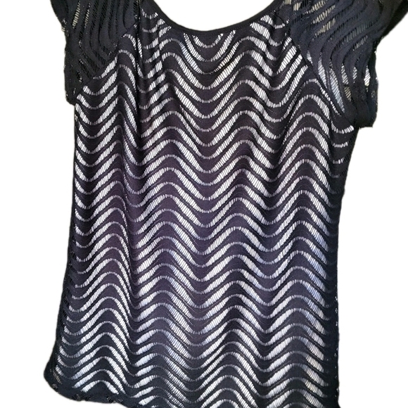 New Ditections Black and White Zigzag Patterned Women's Top - Picture 2 of 5